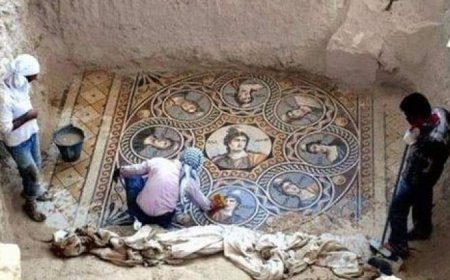 Un mosaico di vetro vecchio 2000 anni, trovato nella città di Zeugma, Turchia