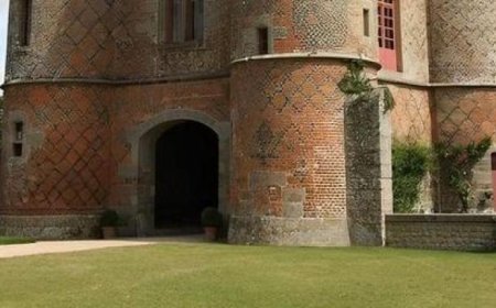Il castello di Carrouges, risalente al XIV secolo, si trova nel comune di Carrouges, nel dipartimento dell'Orne, in Normandia