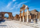Pompei è uno dei siti archeologici più importanti e visitati al mondo, situato vicino a Napoli, ai piedi del Monte Vesuvio