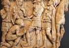 Frammento di sarcofago romano in marmo "rinvenuto nella sezione della piscina del ninfeo