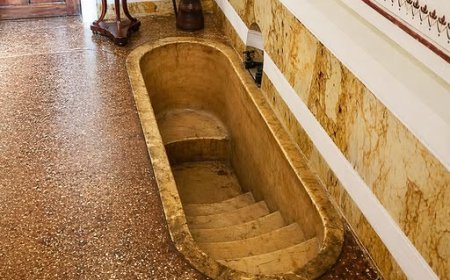 Interno di Villa Pisani a Stra, nel nord Italia, una vasca da bagno incassata, associata a Napoleone