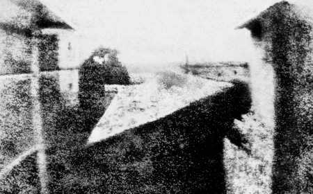 L’uomo che per primo fissò su una lastra fotografica un’immagine reale fu Nicephore Niepce
