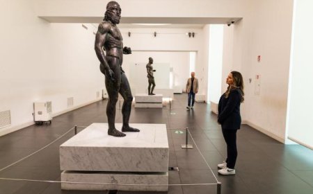 I Bronzi di Riace sono due celebri statue greche in bronzo ritrovate nel 1972 nel mare vicino a Riace, al largo della costa ionica della Calabria