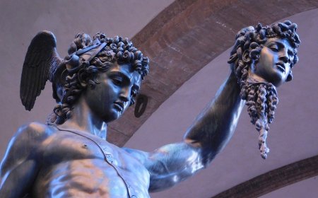 La Medusa è una figura mitologica pero esistono diversi luoghi reali legati al suo mito, dove gli antichi Greci raccontavano che fosse vissuta o dove la sua storia è ambientata