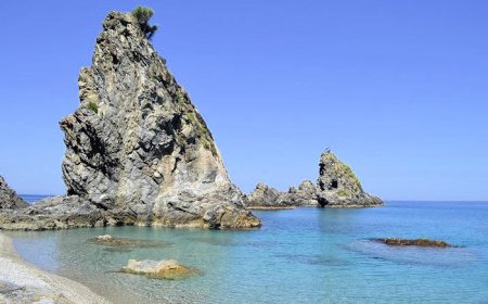 Vicino a Palmi, sulla Costa Viola, lo Scoglio dell’Ulivo non è solo un posto bellissimo… ma è circondato da diverse leggende popolari