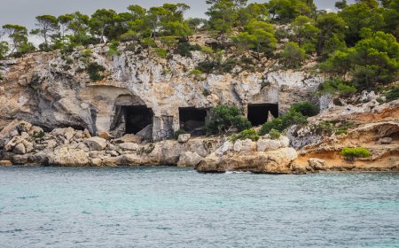 Le Grotte di Cala Portals Vells, chiamate anche “Ses Coves de Mare de Déu”, si trovano sulla costa sud-occidentale di Maiorca