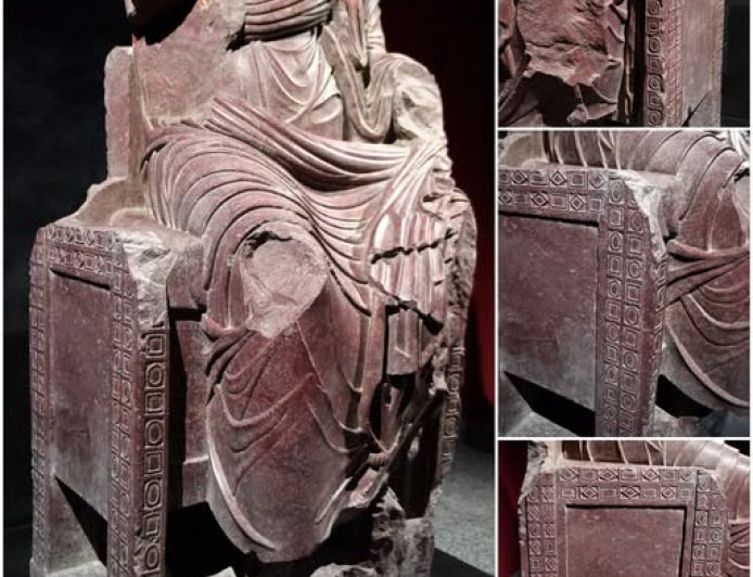 Statua in porfido di Diocleziano presso il Museo Greco-Romano di Alessandria