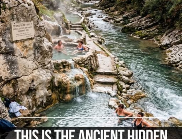 Le Terme di Petriolo, vicino a Monticiano in Toscana, sono un complesso di piscine termali all'aperto alimentate da una sorgente a 43 gradi Celsius che scorre lungo le rive del fiume Farma