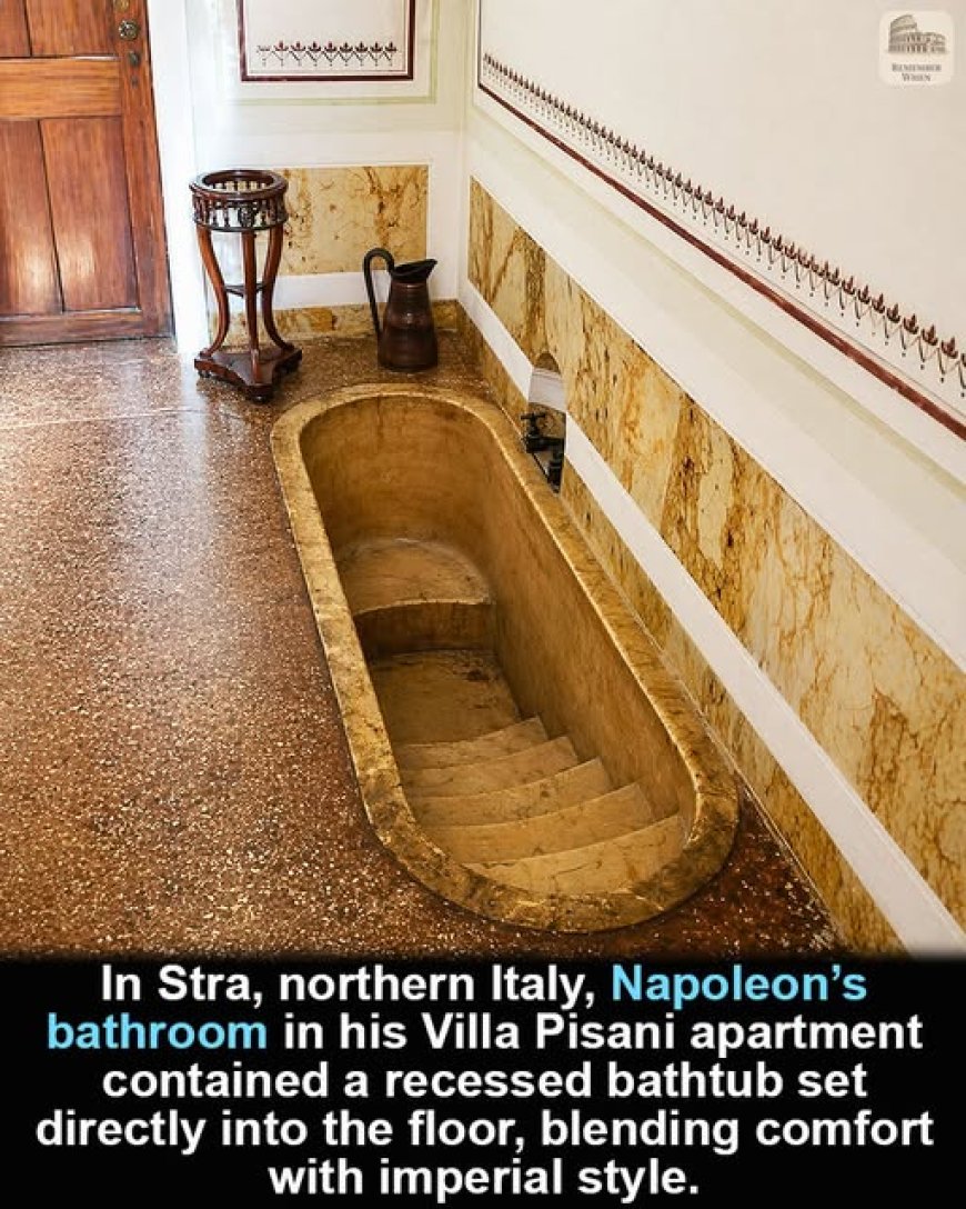 Interno di Villa Pisani a Stra, nel nord Italia, una vasca da bagno incassata, associata a Napoleone